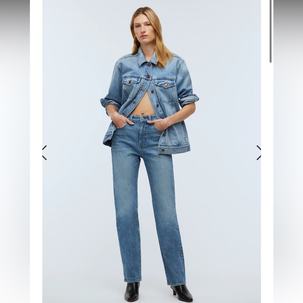 Petite '90s Straight Jean in Rondell Wash size 29P